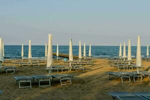 spiaggia sedie e ombrelli su il sabbia foto