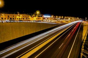 un' lungo esposizione foto di traffico su un' autostrada a notte