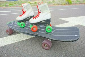 Due rullo pattini su superiore di un' skateboard foto