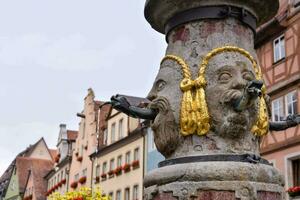 un' statua di un' uomo con un' barba e un' oro corona su superiore di un' colonna foto