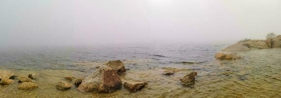 idilliaco paesaggio di un' laguna nel un' nebbioso ambiente foto