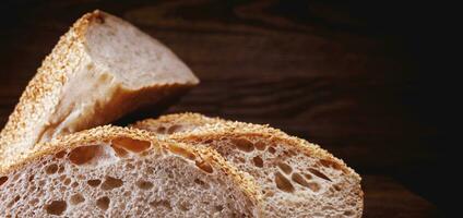 tagliare pagnotta di pane e pezzi di pane su un' di legno sfondo. Ciabatta pane. foto