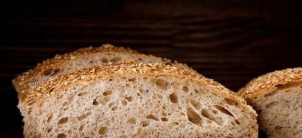 Ciabatta pane. affettato pezzi di pane su un' di legno sfondo. foto