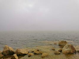 idilliaco paesaggio di un' laguna nel un' nebbioso ambiente foto