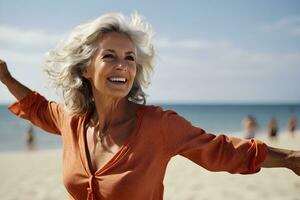 contento maturo donna a il spiaggia, naturale stile di vita, godendo il soleggiato tempo atmosferico, generativo ai foto