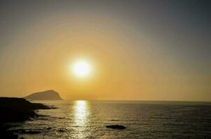 il sole è ambientazione al di sopra di il oceano foto