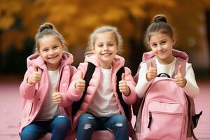 ritratto di un' gruppo di contento sorridente bambini mostrando pollici su isolato al di sopra di rosa sfondo generativo ai foto