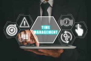 tempo gestione concetto, uomo d'affari utilizzando digitale tavoletta con tempo gestione icona su virtuale schermo. foto