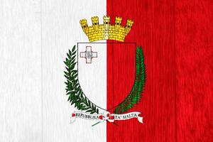 bandiera e cappotto di braccia di repubblica di Malta su un' strutturato sfondo. concetto collage. foto