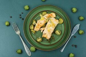 al forno salmone bistecche con mini Kiwi. foto