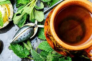tè con verde fresco melissa le foglie foto