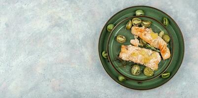 al forno salmone bistecche con mini Kiwi. foto