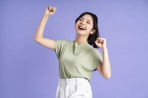 ritratto di bellissimo asiatico ragazza in posa su viola sfondo foto