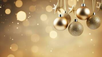 Natale e nuovo anno sfondo. d'oro palle sospeso su nastro su d'oro sfondo con copia spazio per testo. il concetto di Natale e nuovo anno vacanze ai generato foto