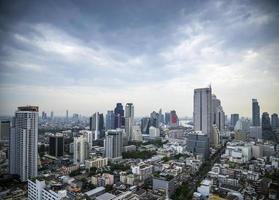 vista dei grattacieli del quartiere centrale degli affari di silom a bangkok in thailandia di giorno