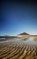 El medano surf beach e montana roja punto di riferimento nel sud di tenerife spagna foto