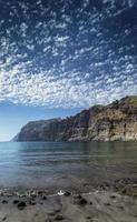 Scogliere di los gigantes naturale famoso punto di riferimento e vulcanica spiaggia di sabbia nera nel sud dell'isola di tenerife spagna foto