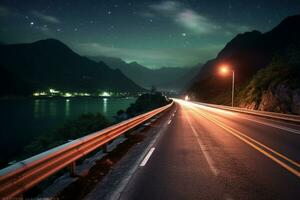 autostrada nel il montagne a notte con stellato cielo sfondo. ai generato foto