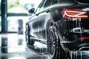 auto lavare concetto. avvicinamento di nero sport auto con acqua gocce ai generato foto