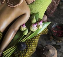 dettaglio di trattamento termale di massaggio tropicale tailandese tradizionale asiatico foto