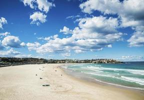 Vista della famosa spiaggia di Bondi a Sydney in Australia di giorno foto