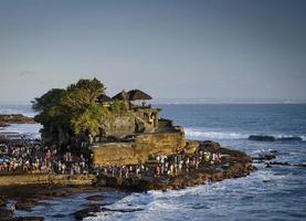 pura tanah lot famoso tempio balinese punto di riferimento sulla costa dell'isola di bali indonesia al tramonto foto