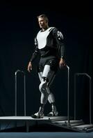 pieno lunghezza ritratto di un' maschio robot in piedi su un' piattaforma ai generato foto