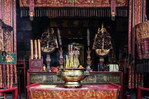 Altare del santuario dettaglio all'interno del famoso tempio cinese a-ma a Macao Cina foto