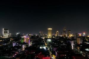 Vista urbana dello skyline della città centrale di Phnom Penh in Cambogia di notte foto