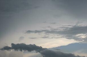 drammatico nuvoloso cielo sfondo foto