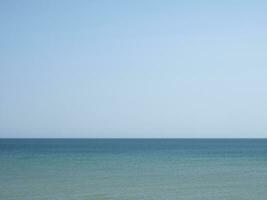 cielo e mare blu foto