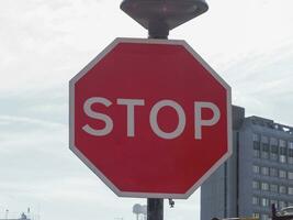 segnale di stop rosso foto