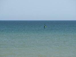 cielo e mare blu foto