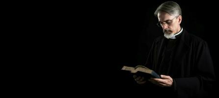 sacerdote con Bibbia su nero striscione. creare ai foto