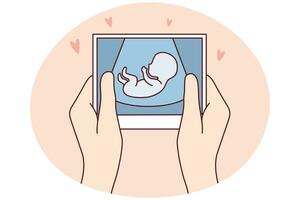 futuro madre hold scansione di embrione foto