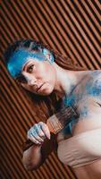 ritratto di bella ragazza con bodyart blu con paillettes foto