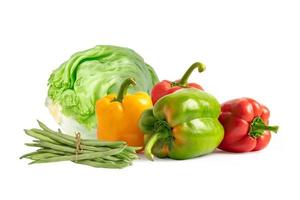 mix di gruppo di verdure fresche isolare su sfondo bianco. foto