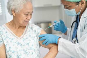 anziana donna anziana asiatica che riceve il vaccino contro il covid-19 o il coronavirus foto