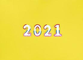 cifre del nuovo anno 2021 su sfondo giallo.