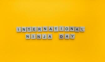 dicembre 5, ninja giorno, minimalista bandiera con il iscrizione nel di legno lettere foto