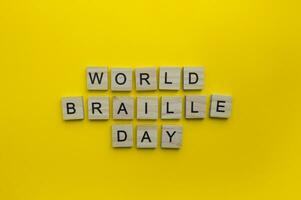 gennaio 4, mondo braille giorno, minimalista bandiera con il iscrizione nel di legno lettere foto