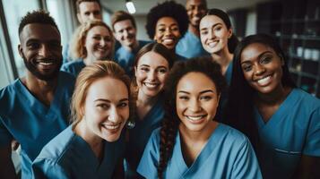 un' gruppo di diverso medico professionisti sorridente insieme.. generativo ai foto