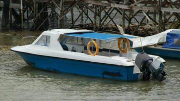 piccolo passeggeri il motore barca con nessuno dentro attracco, parcheggio o galleggiante da qualche parte vicino il spiaggia. foto