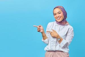 ritratto di bella giovane donna asiatica sorridente che gesturing foto