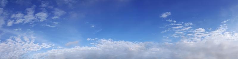 cielo panoramico dai colori vivaci con nuvole in una giornata di sole. foto