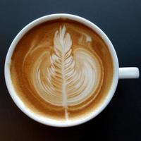 vista dall'alto di una tazza di caffè latte art. foto