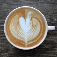 vista dall'alto di una tazza di caffè latte art. foto