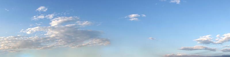 cielo panoramico con nuvole in una giornata di sole.