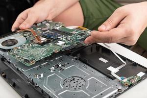 centro di assistenza riparazione ispezione sostituzione della scheda madre del laptop. foto