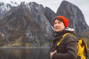 uomo viaggiatore ritratto sullo sfondo della montagna e del lago foto